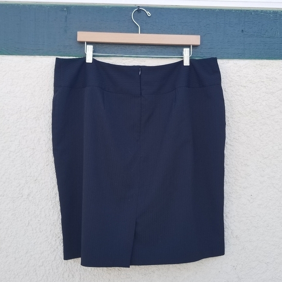 Lane Bryant black textured career skirt size 18 - Picture 2 of 5